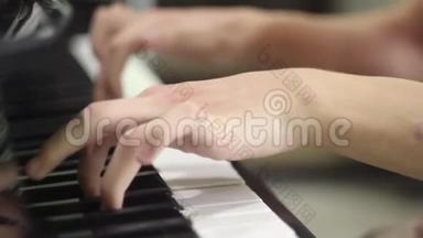 年轻人<strong>弹钢琴</strong>。 双手合拢 乐器上的练习。 键盘乐器。 萨尔费吉奥。 长长的手指